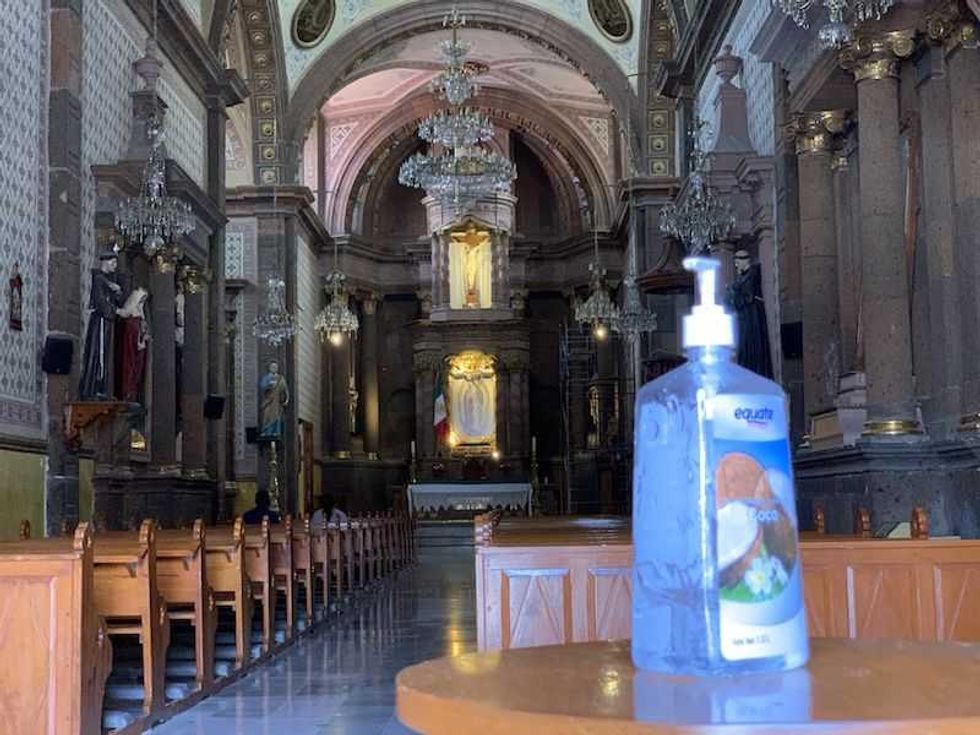 Iglesia católica abre puertas a sus fieles