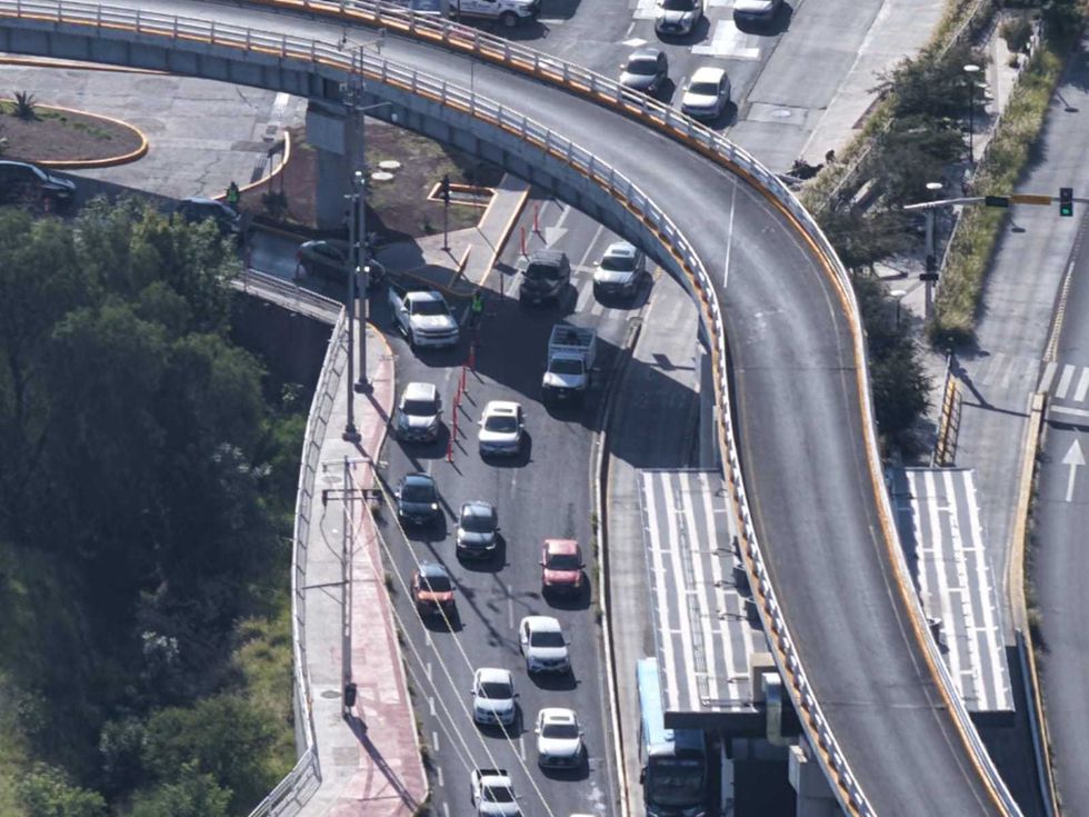 Imagen a\u00e9rea del distribuidor vial de Prolongaci\u00f3n Constituyentes en Quer\u00e9taro, con canalizaciones desplegadas por la Semov por obras federales en la autopista M\u00e9xico-Quer\u00e9taro.