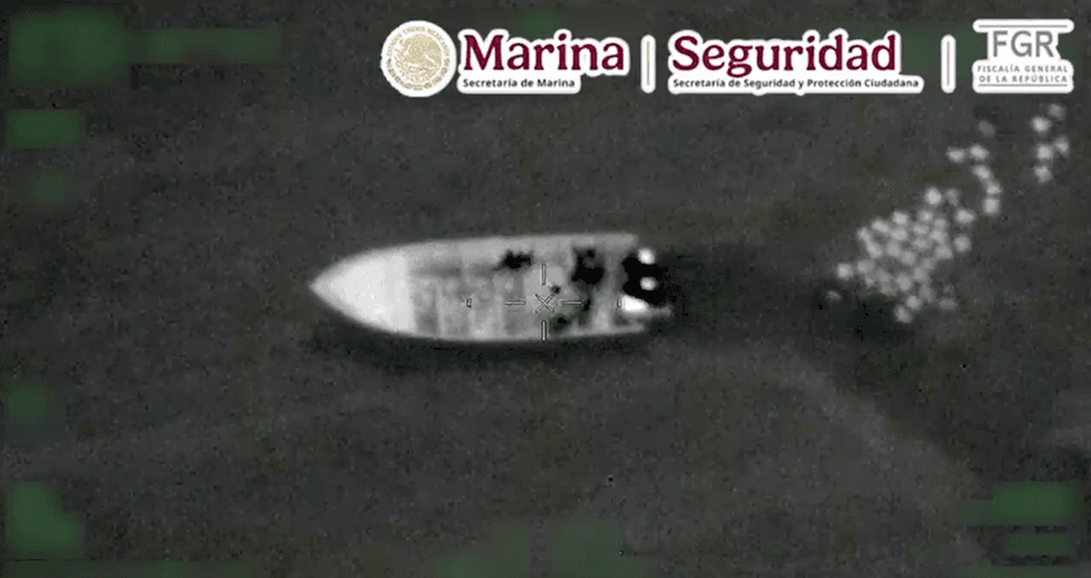 Imagen de rastreo a\u00e9reo infrarrojo de embarcaci\u00f3n menor sobre el Oc\u00e9ano Pac\u00edfico durante operativo nocturno de vigilancia mar\u00edtima de la Armada de M\u00e9xico