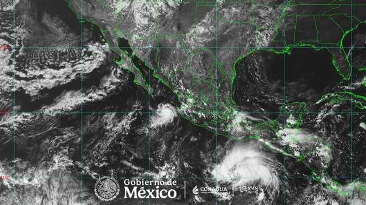 Imagen satelital del Servicio Meteorológico Nacional del Pacífico mexicano con la tormenta tropical Trudy al sur de Oaxaca y el huracán Simon frente a Jalisco