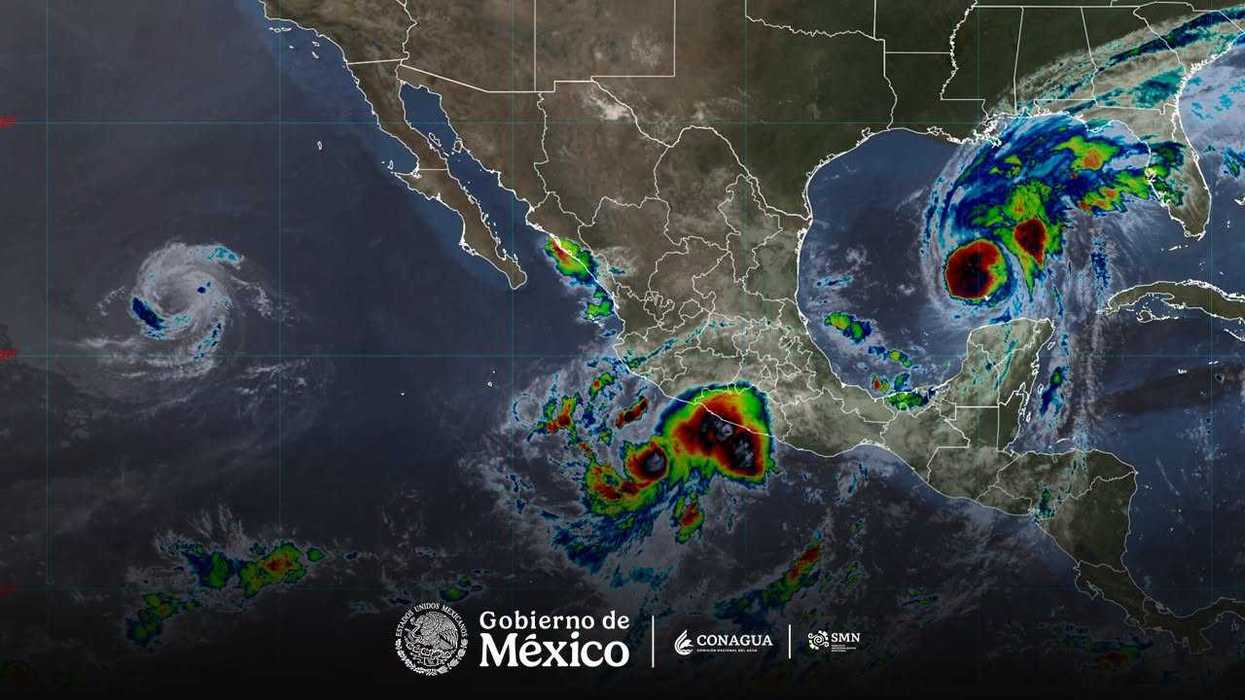 Imagen satelital del SMN con la tormenta Simon frente a Guerrero y Michoacán y el huracán Isaias en el golfo de México