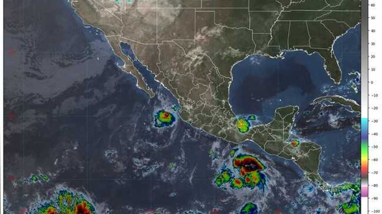 Imagen satelital infrarroja muestra sistemas nubosos de ciclones frente a las costas del Pacífico mexicano y sobre el Golfo de México.