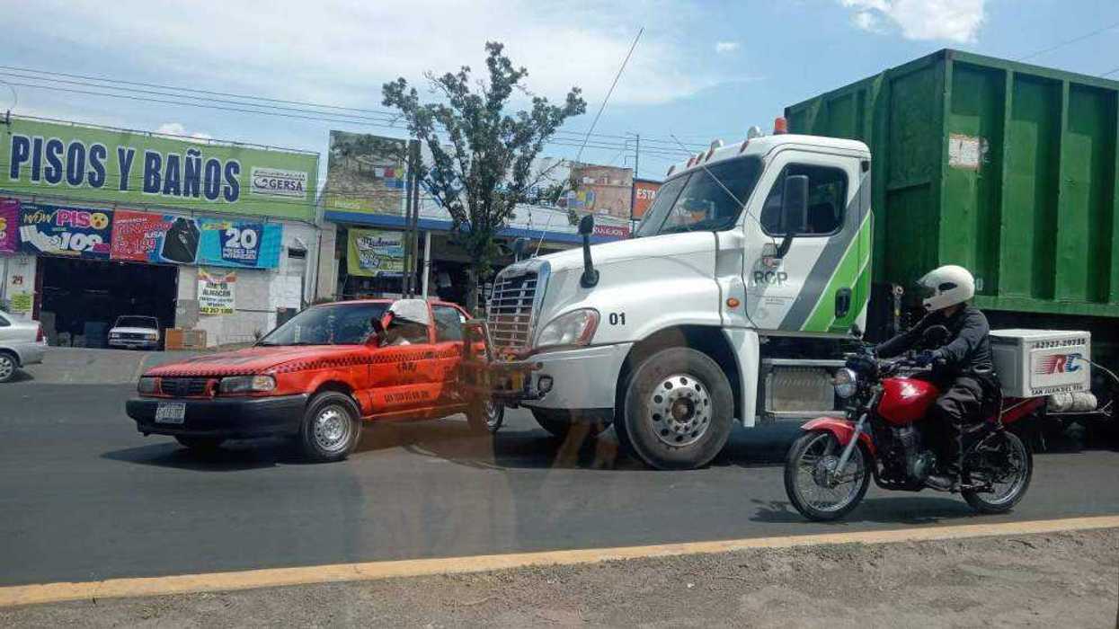 Impacto entre taxi y camión causa congestionamiento en Paseo Central.