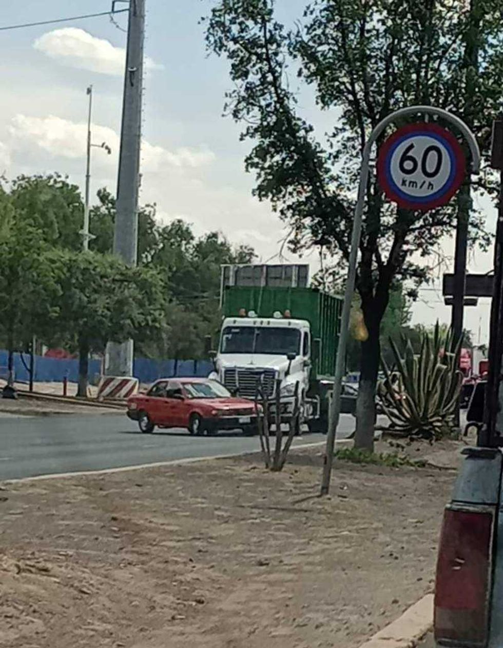 Impacto entre taxi y camión causa congestionamiento en Paseo Central.