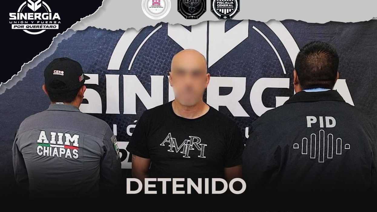 Imputado detenido flanqueado por agentes de AIIM Chiapas y PID Querétaro ante el fondo de Sinergia