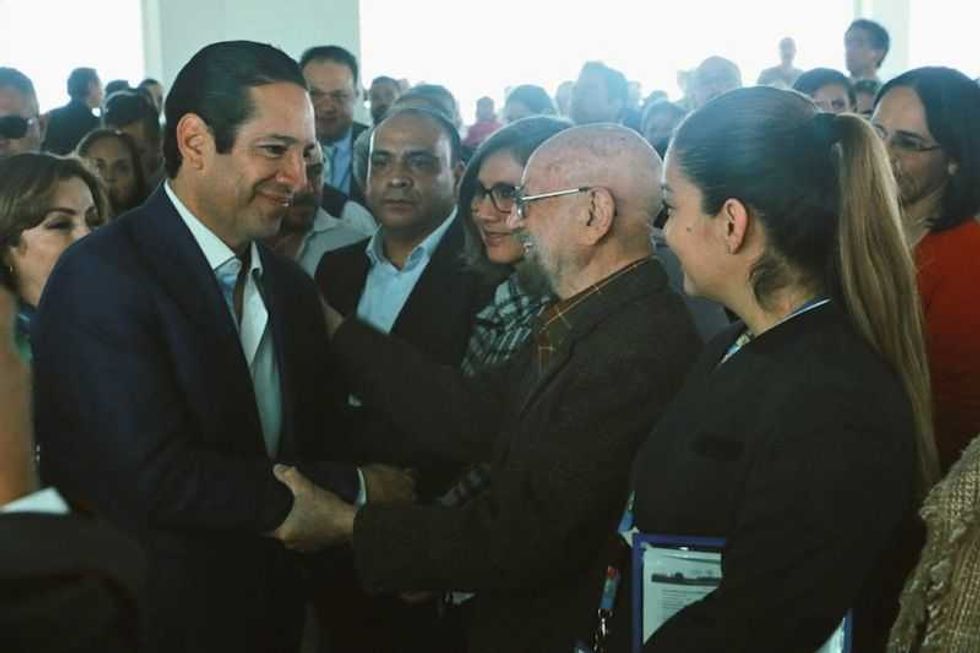 inaugura gobernador de queretaro la unidad de especialidades de oncologia 1