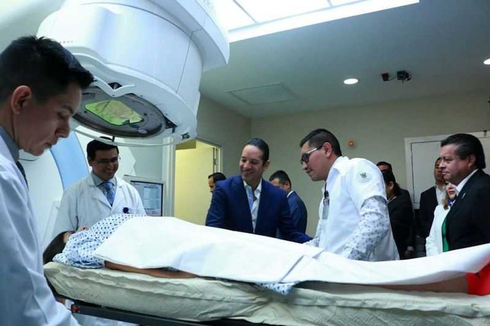 inaugura gobernador de queretaro la unidad de especialidades de oncologia 7
