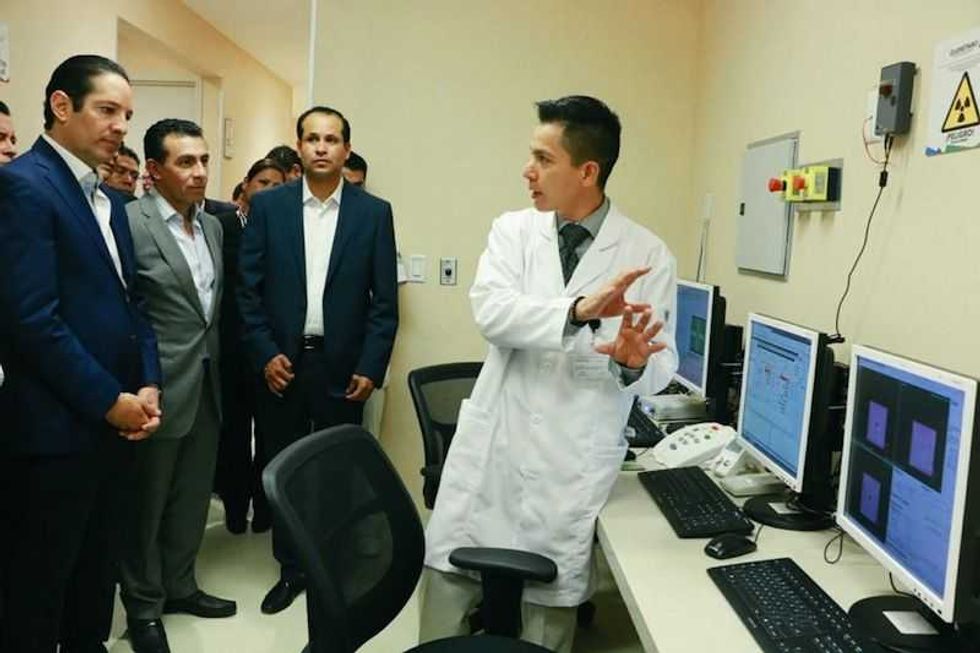 inaugura gobernador de queretaro la unidad de especialidades de oncologia