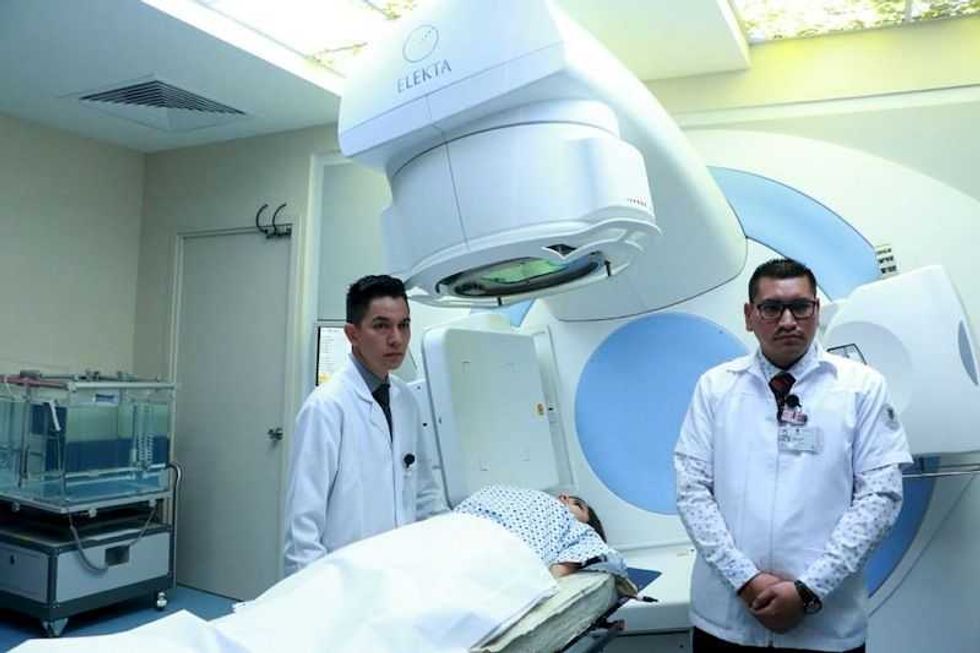 inaugura gobernador de queretaro la unidad de especialidades de oncologia2