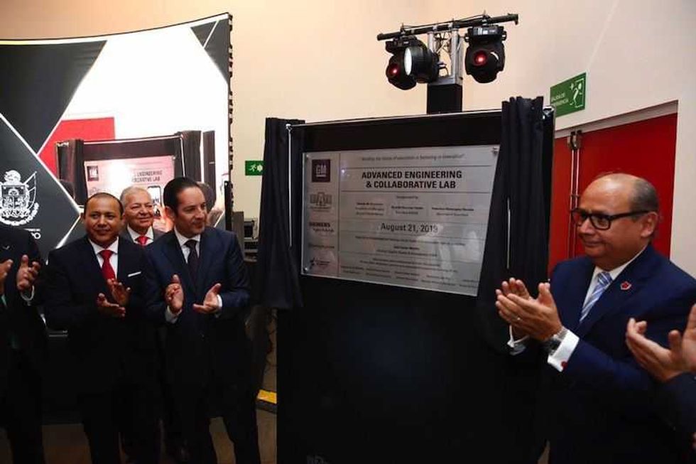 inaugura gobernador laboratorio de ingenieria en universidad arkansas 1