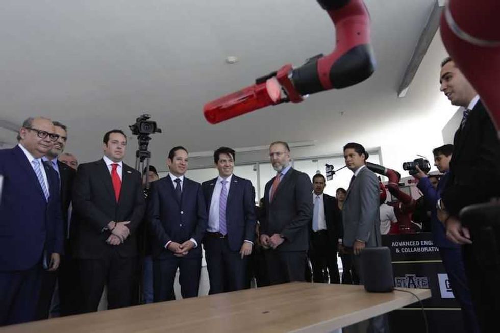 inaugura gobernador laboratorio de ingenieria en universidad arkansas 3