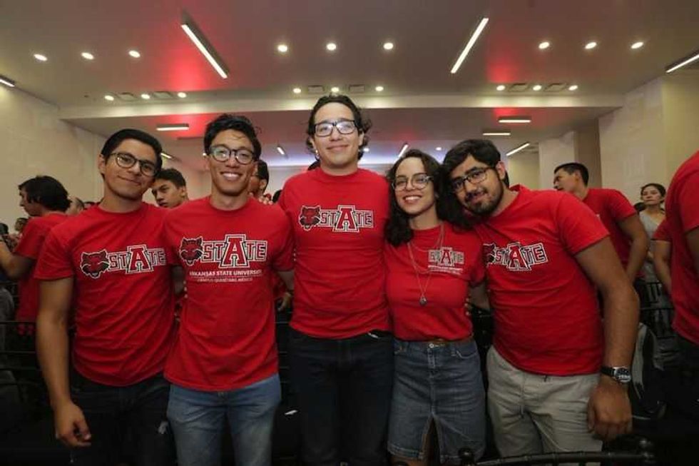 inaugura gobernador laboratorio de ingenieria en universidad arkansas