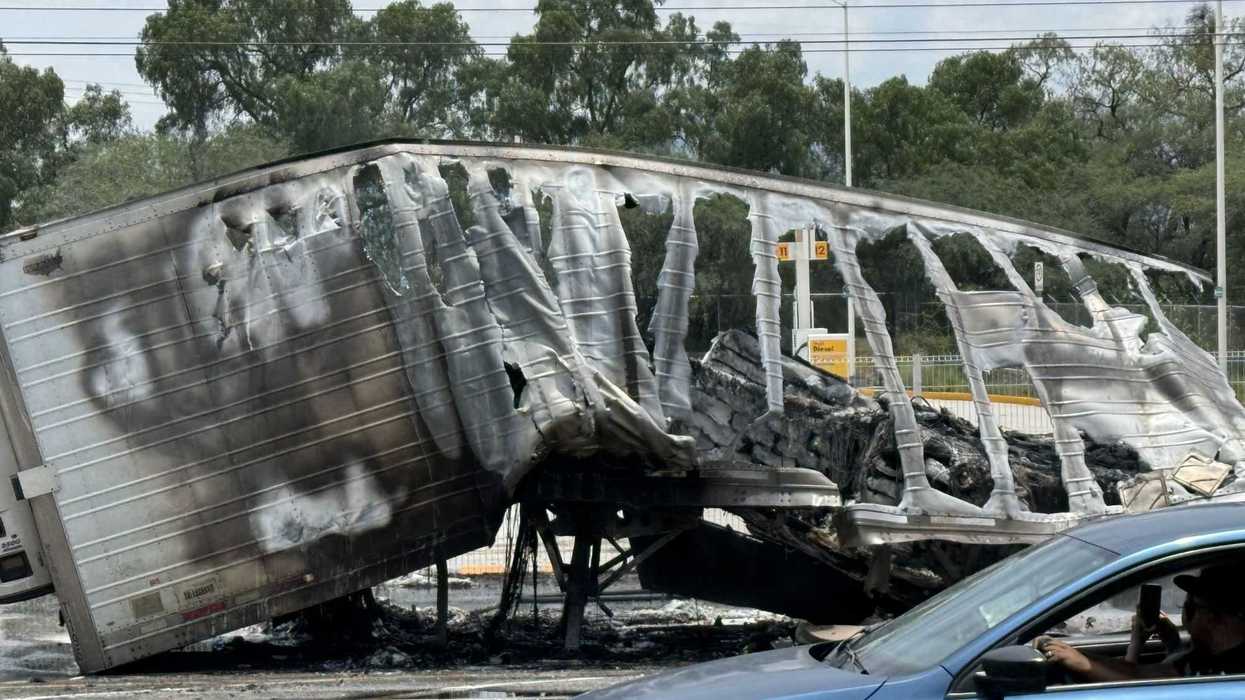 Incendian caja de tráiler en la Autopista México Querétaro.