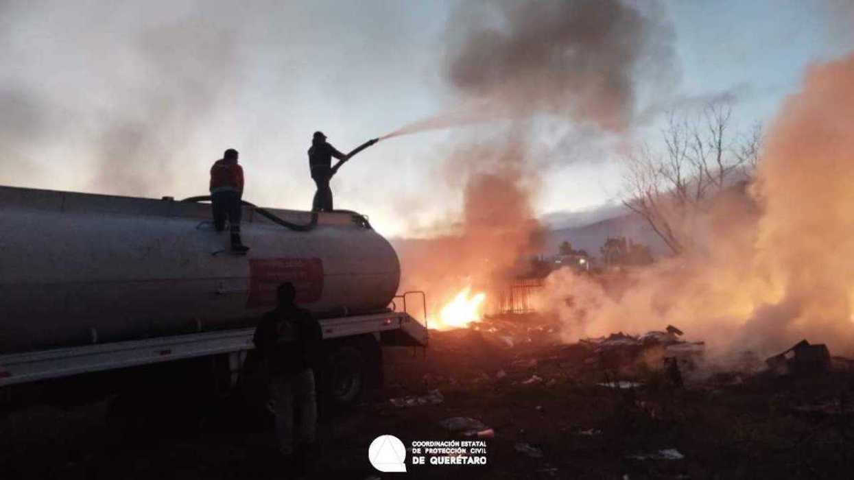 Incendio consume chatarra en La Gotera, Querétaro sin heridos. Foto: Facebook/Coordinación Estatal de Protección Civil de Querétaro.