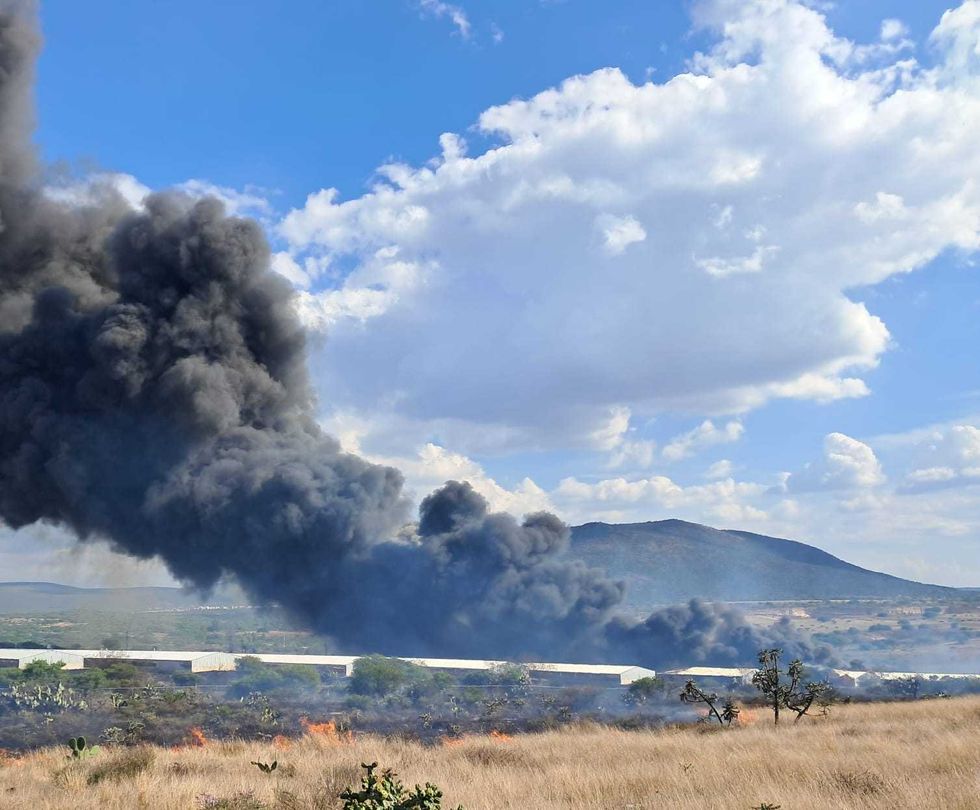 Incendio consume granja av\u00edcola con miles de pollos en zona cerril de Santa Rosa Xajay, San Juan del R\u00edo