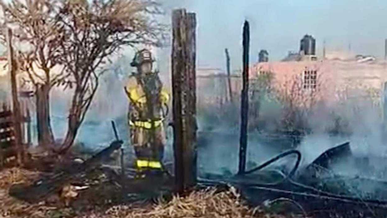 Incendio consume vivienda construida con durmientes y tarimas en colonia Insurgentes de San Juan del Río; bomberos evitan propagación a pastizales.