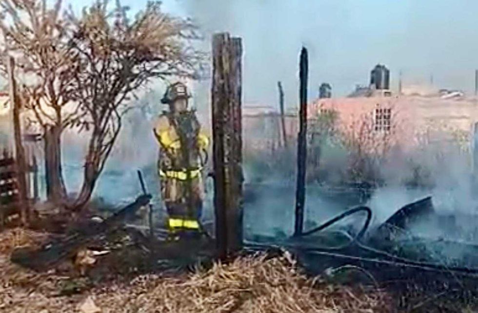 Incendio consume vivienda construida con durmientes y tarimas en colonia Insurgentes de San Juan del Río; bomberos evitan propagación a pastizales.