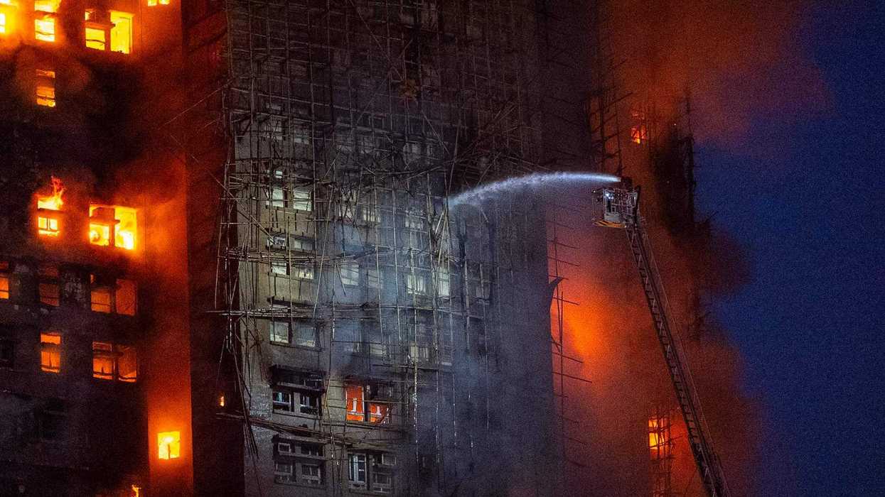 Incendio de gran magnitud consume edificios residenciales en Hong Kong. AP.