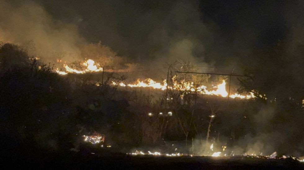 Incendio de grandes dimensiones consume pastizales y huizaches en zona ceril junto a carretera 435 en El Marqu\u00e9s, Quer\u00e9taro