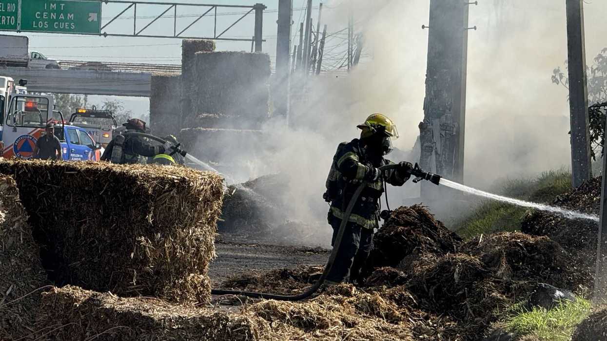 Incendio de tráiler con forraje en la carretera México Querétaro.