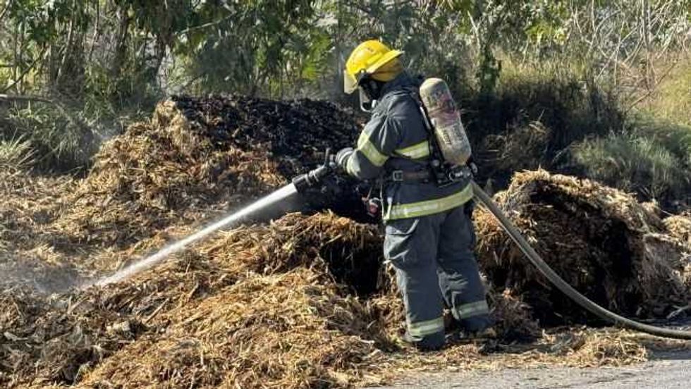 Incendio de tráiler con forraje en la carretera México Querétaro.