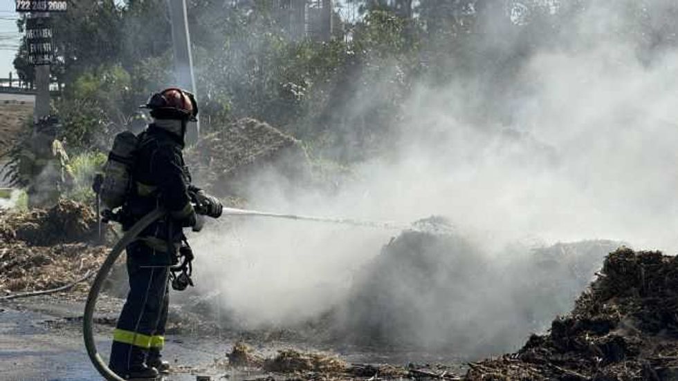 Incendio de tráiler con forraje en la carretera México Querétaro.