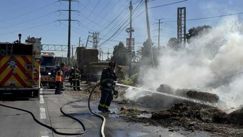 Incendio de tráiler con forraje en la carretera México Querétaro.