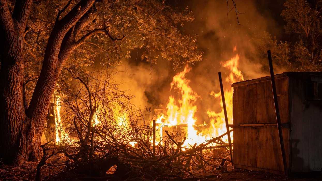 Incendio en chatarrera del Bulevar Bicentenario de Pedro Escobedo atendido por bomberos y Protección Civil.