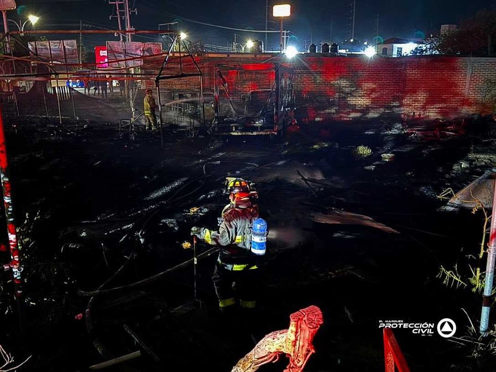 Incendio en comercio de madera y l\u00e1mina sobre carretera estatal 100 kil\u00f3metro 5.2 municipio de Col\u00f3n Quer\u00e9taro atendido por Protecci\u00f3n Civil