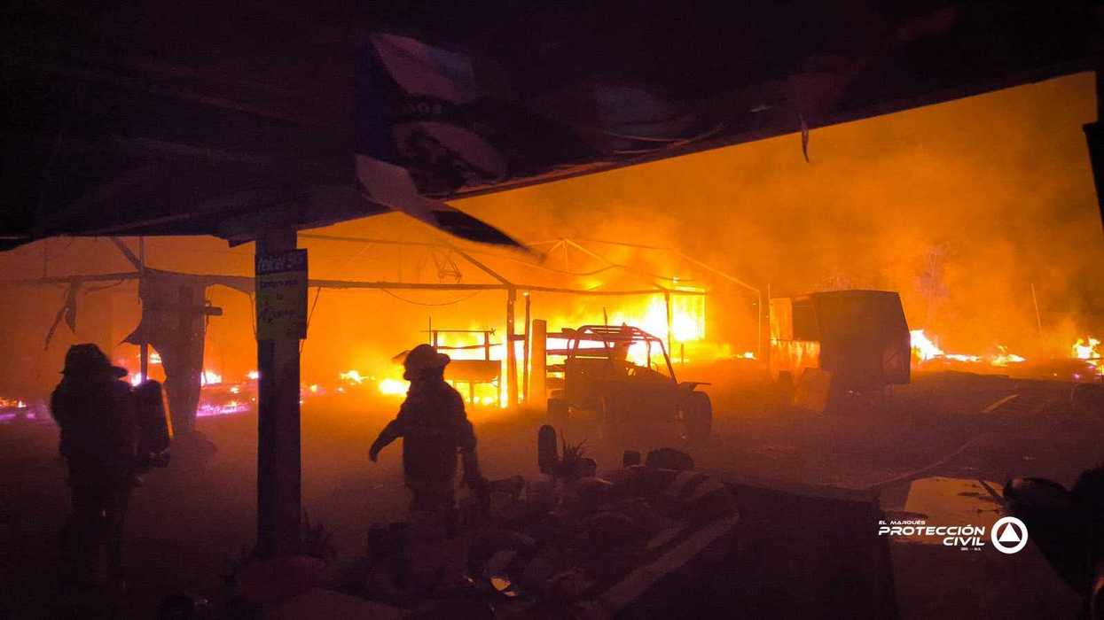 Incendio en comercio de madera y lámina sobre carretera estatal 100 kilómetro 5.2 municipio de Colón Querétaro atendido por Protección Civil