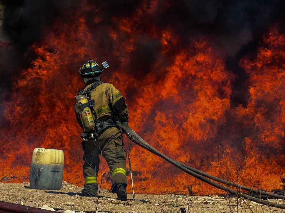 Incendio en parque industrial de San Juan del R\u00edo tras derrame de combust\u00f3leo junto a empresa Compartec.