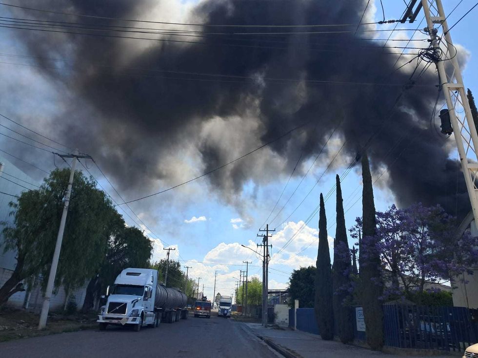 Incendio en parque industrial de San Juan del R\u00edo tras derrame de combust\u00f3leo junto a empresa Compartec