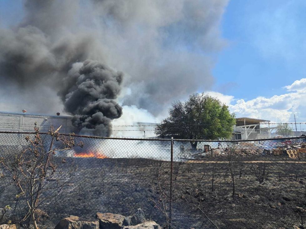 Incendio en parque industrial de San Juan del R\u00edo tras derrame de combust\u00f3leo junto a empresa Compartec