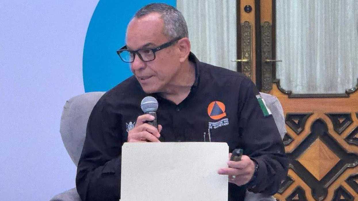 Incendio forestal en zona cerril de Querétaro con humo visible y vegetación afectada en 2026