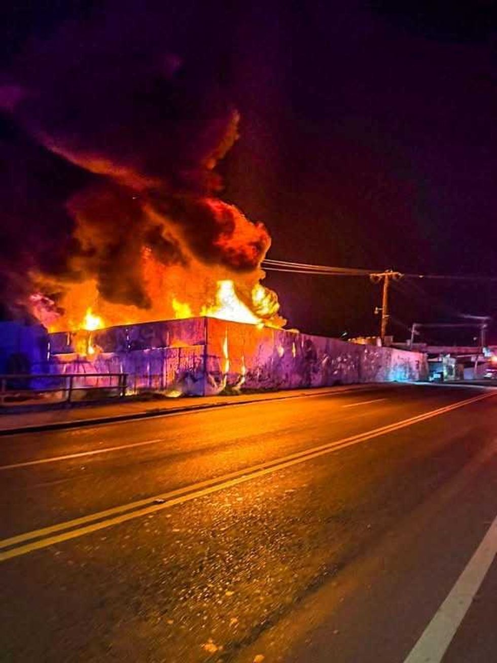 Incendio nocturno en recicladora de Rancho Banth\u00ed visto desde Avenida Universidad.