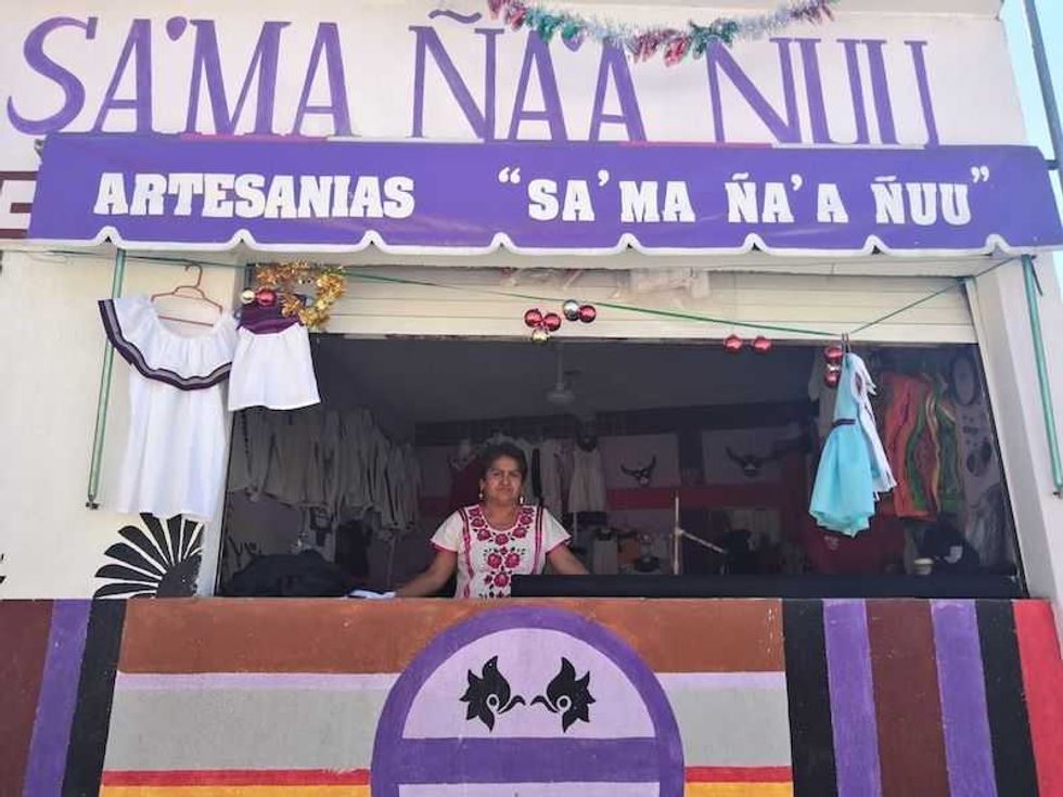 indigena mixteca busca revalorar cultura mixteca a traves del textil