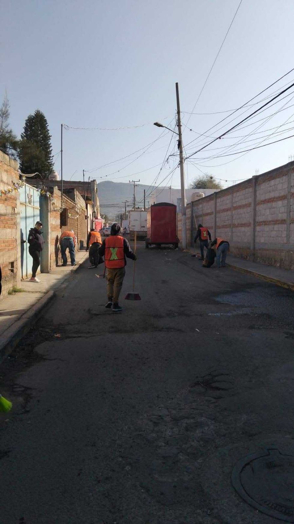 Infractores del Juzgado C\u00edvico realizan labores de recolecci\u00f3n de basura en La Valla, San Juan del R\u00edo.