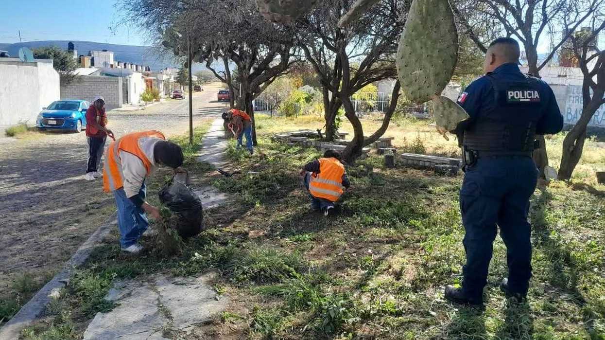 Infractores realizan trabajo comunitario de limpieza en colonia de San Juan del Río