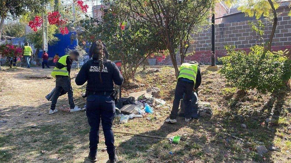 Infractores realizan trabajo comunitario en restauraci\u00f3n de espacio p\u00fablico. El sistema registr\u00f3 875 jornadas en 250 colonias.