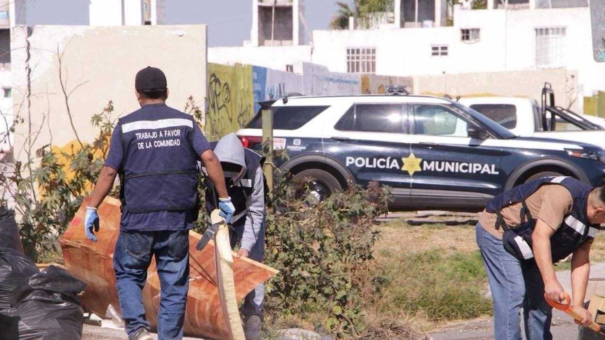 Infractores realizan trabajo comunitario en restauración de espacio público. El sistema registró 875 jornadas en 250 colonias.