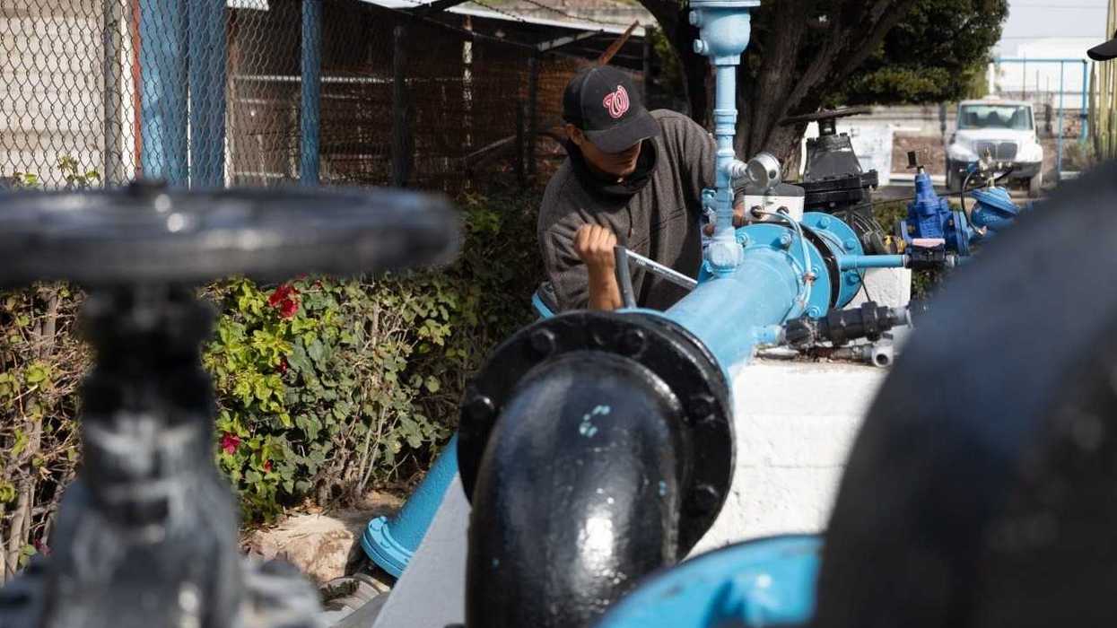 Infraestructura hidráulica con pozo y tanque de almacenamiento para abasto de agua en zona oriente San Juan del Río