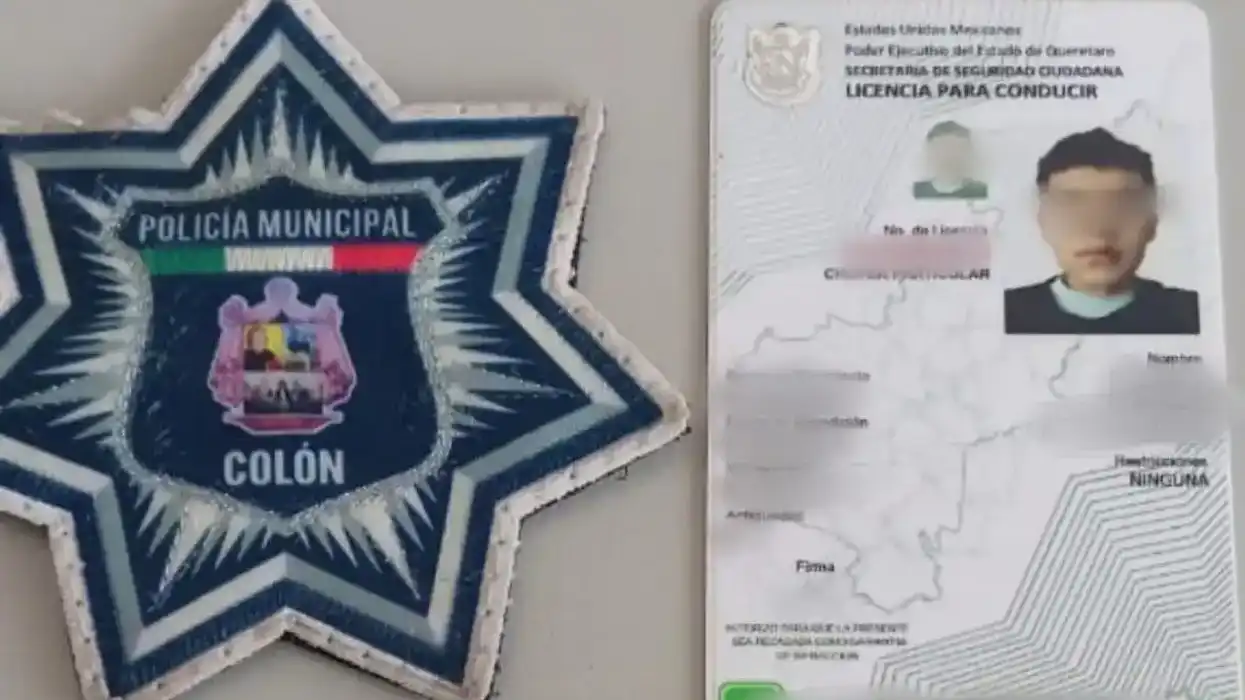 Insignia de la Policía Municipal de Colón junto a la licencia de conducir asegurada