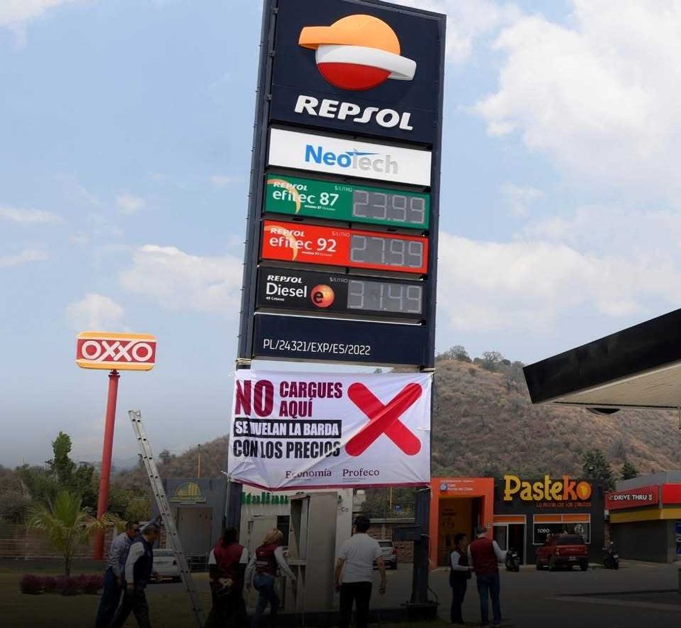 Inspector de Profeco coloca lona en gasolinera por vender combustible arriba del precio acordado en M\u00e9xico
