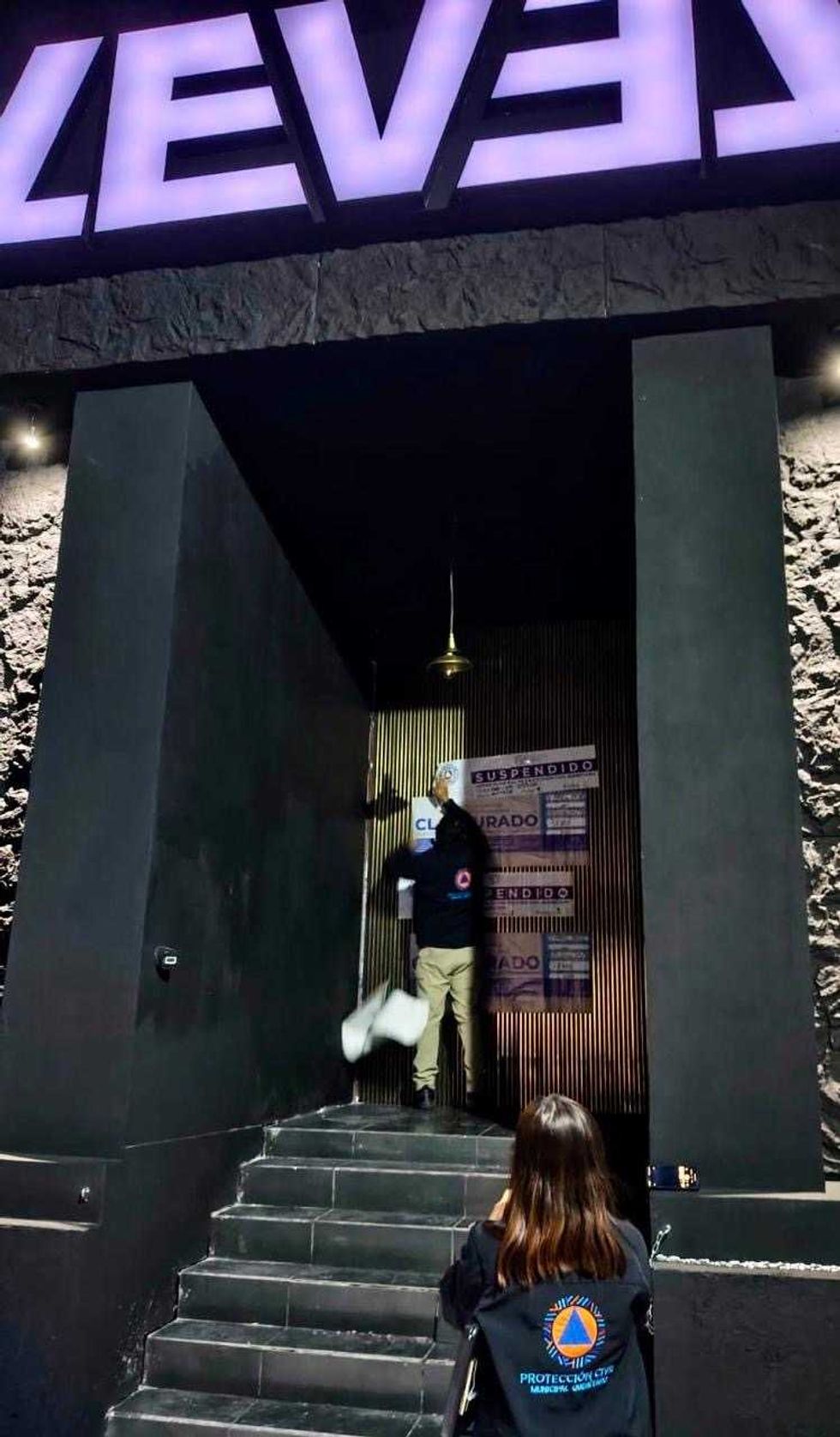 Inspectores municipales colocan sellos de clausura en bar sobre bulevar Bernardo Quintana en Quer\u00e9taro