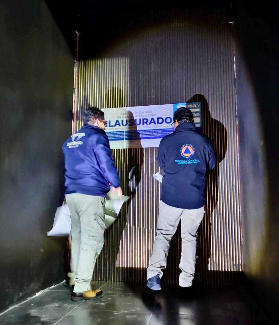 Inspectores municipales colocan sellos de clausura en bar sobre bulevar Bernardo Quintana en Quer\u00e9taro