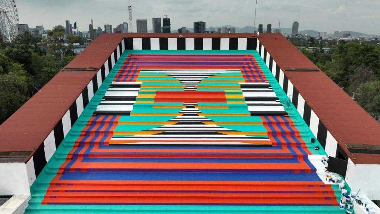 Instalación artística de Camille Walala en la terraza de Papalote Museo del Niño, con formas geométricas y colores vibrantes inspirados en elementos mexicanos.
