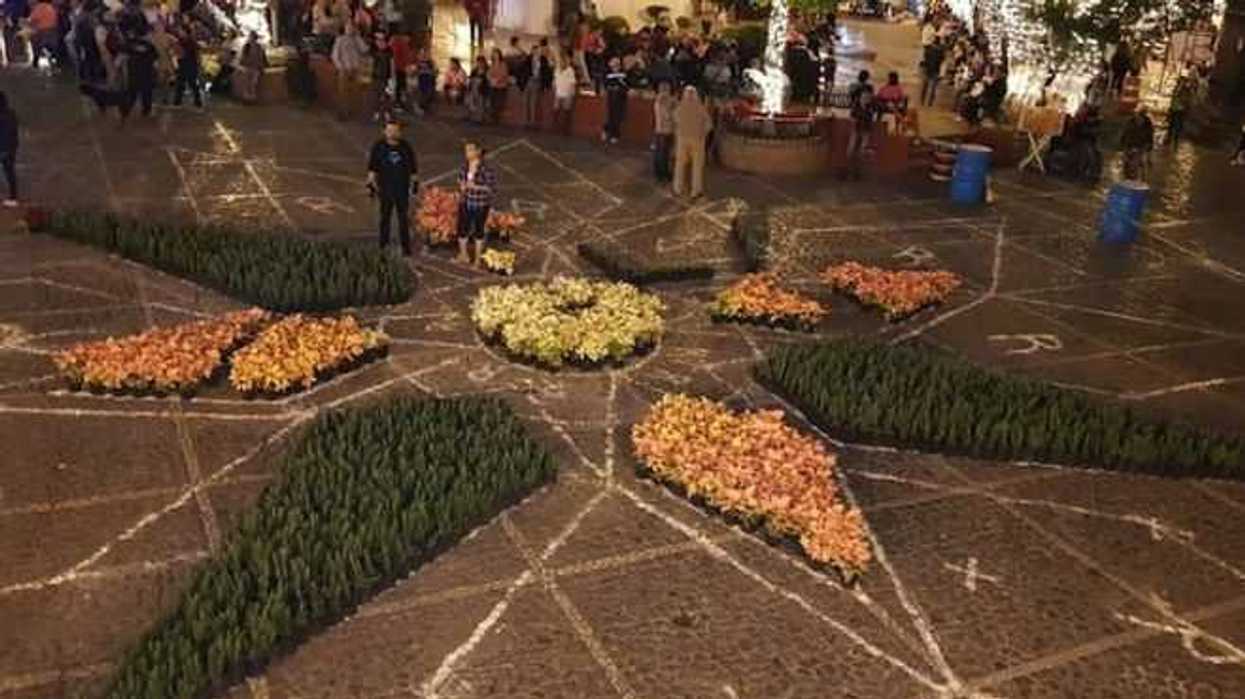 instalan-la-mega-flor-de-noche-buena-mas-grande-del-mundo-en-taxco-1.jpg