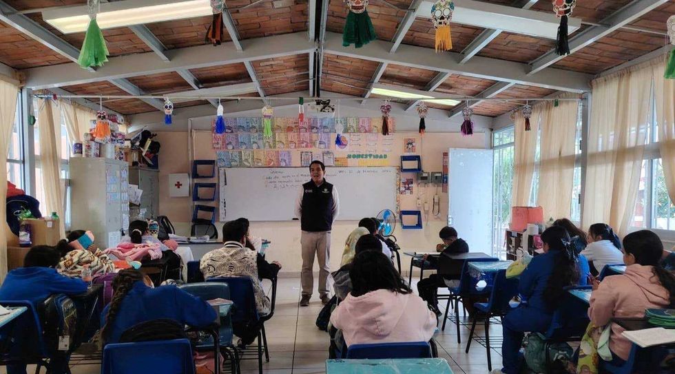 Instructor del DIF Quer\u00e9taro al frente de sal\u00f3n de clases durante pl\u00e1tica "Botsu Muntsi" sobre adultos mayores
