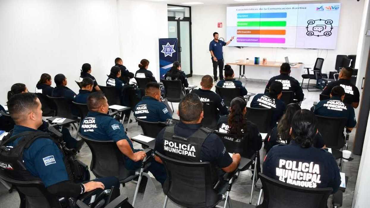 Instructor imparte taller de salud mental a elementos de la Policía Municipal de El Marqués, Querétaro, 2026