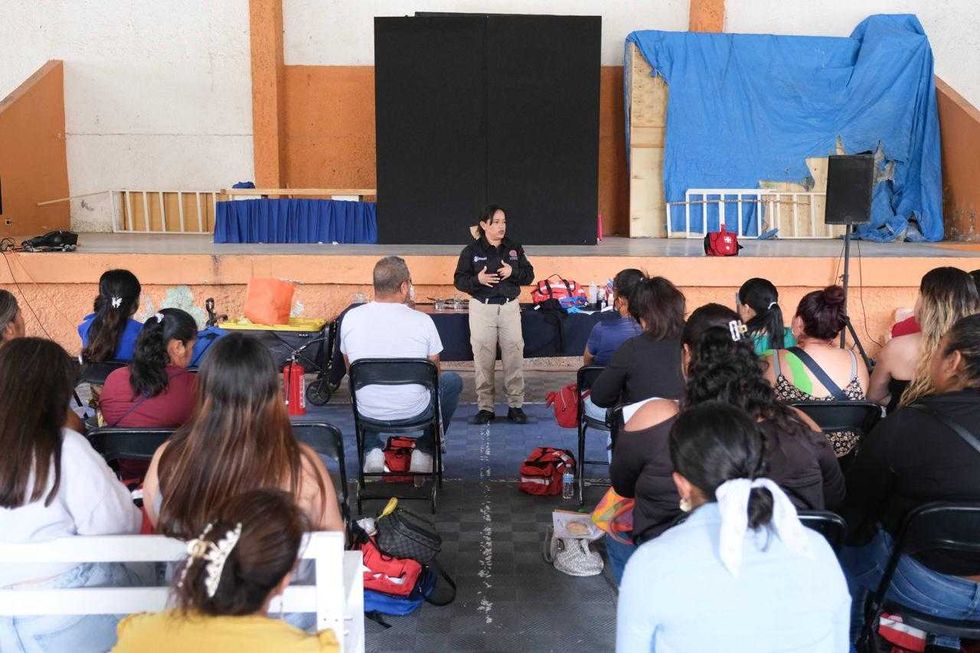 Instructora de Protecci\u00f3n Civil da instrucciones a grupo de mujeres con maniqu\u00edes de RCP en gimnasio de Quer\u00e9taro